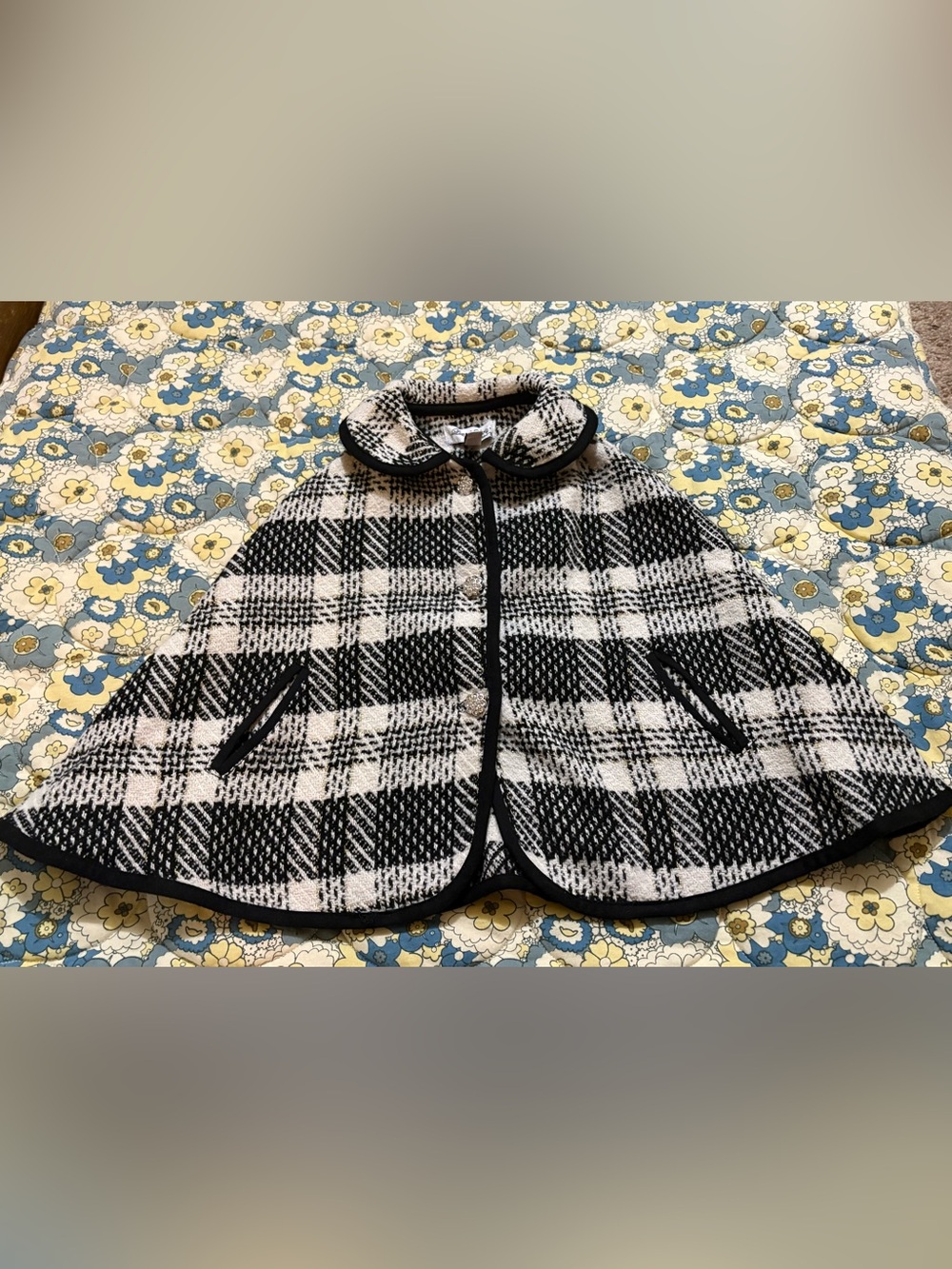 Lots of Love by Speechless girls size 4t plaid cape